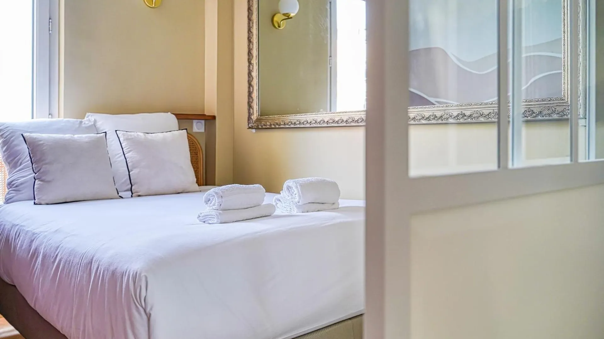 Appartement Colore Wagram Paris Apartment