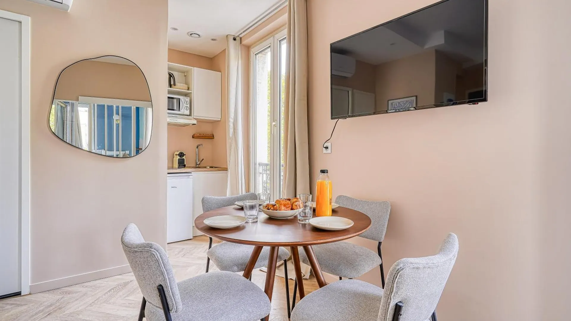 Appartement Colore Wagram Paris France